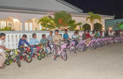 40 ދުވަހު ޖަމާއަތުގައި ފަތިސް ނަމާދު ކުރުމުން އިމާމު ދިނީ ކޮންމެ ކުއްޖަކަށް ބައިސިކަލެއް