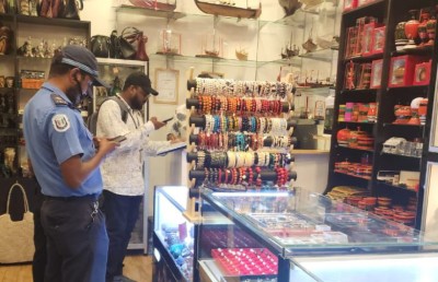 ހުއްދަ ނެތި ޑޮލަރު މާރުކުރާ ދެ ތަނެއް ބަންދުކޮށްފި