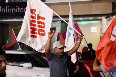 އިސް މީހުން ހައްޔަރު ކުރުމުން އިންޑިއާ އައުޓްގެ އަޑު ގަދަކޮށް މަގުމައްޗަށް