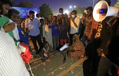 މުޒާހަރާގެ ބައިވެރިން ބޭނުންވަނީ އަސްކަރީ އިންގިލާބެއް