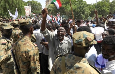 މުޒާހަރާގެ ބައިވެރިން ބޭނުންވަނީ އަސްކަރީ އިންގިލާބެއް