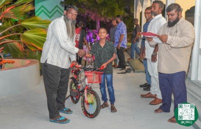 40 ދުވަހު ޖަމާއަތުގައި ފަތިސް ނަމާދު ކުރުމުން އިމާމު ދިނީ ކޮންމެ ކުއްޖަކަށް ބައިސިކަލެއް