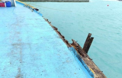 ކަނޑަށް ވެއްޓުނު ދެ ކޮންޓެއިނަރު ފީވަކަށް ގެންގޮސްފި، އަނިޔާވި މީހާގެ ހާލު ރަނގަޅު