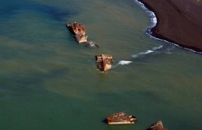 ޖަޕާނުގެ ޖަޒީރާއެއް އުފުލި، ފެތިފައި ހުރި ބޯޓުތައް މައްޗަށް