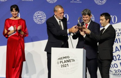 އަންހެނެއް ކަމަށް ހީކުރި ލިޔުންތެރިޔާ އަކީ ތިން ފިރިހެނުން