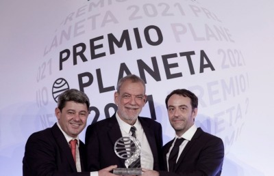 އަންހެނެއް ކަމަށް ހީކުރި ލިޔުންތެރިޔާ އަކީ ތިން ފިރިހެނުން