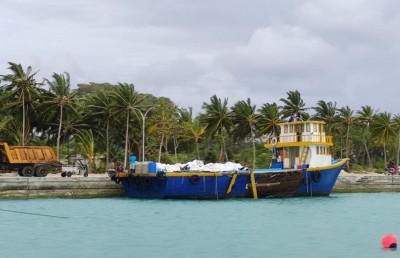 ކަނޑަށް ވެއްޓުނު ދެ ކޮންޓެއިނަރު ފީވަކަށް ގެންގޮސްފި، އަނިޔާވި މީހާގެ ހާލު ރަނގަޅު