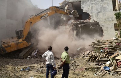 އަދަބަކަށް ގެދޮރު ހަލާކުކުރާ "ބުލްޑޯޒާ ޖަސްޓިސް" ހުއްޓާލަން އިންޑިއާގެ ސުޕްރީމް ކޯޓުން އަމުރުކޮށްފި