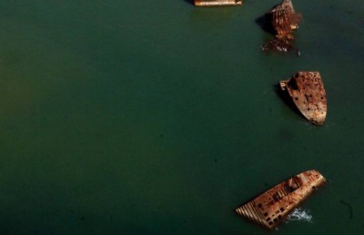 ޖަޕާނުގެ ޖަޒީރާއެއް އުފުލި، ފެތިފައި ހުރި ބޯޓުތައް މައްޗަށް