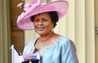 އިނގިރޭސި ރާނީ ދޫކޮށްލައި، ބާބަޑޯސް ޖުމްހޫރިއްޔަތަކަށް