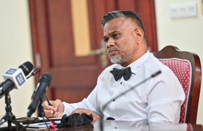 ވާނުވާ އުވާލަންވީ، އެކަމަކު މީހުން ދޫކޮށްގެން ނުވޭ؟!