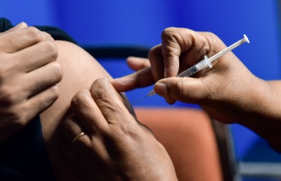 ކޮވިޑް ވެކްސިންގެ ބޫސްޓާ ޑޯޒް 1،577 މީހަކަށް ދީފި