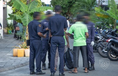 ހަ ކެފޭއަކުން 16 ބިދޭސީން ހިފަހައްޓައި ތިން ތަނަކަށް ނޯޓިސް ދީފި