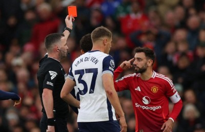 ޔުނައިޓެޑް ބަލިވުމުން ޓެން ހާގަށް ގޯސްވީ ފެނާންޑޭޒް އަށް ދެއްކި ރަތް ކާޑު