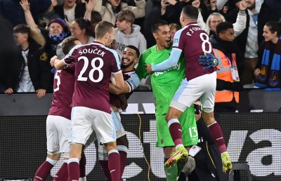 ވެސްޓް ހޭމް އަތުން ބަލިވެ ދިފާއީ ޗެމްޕިއަން ކަޓައިފި