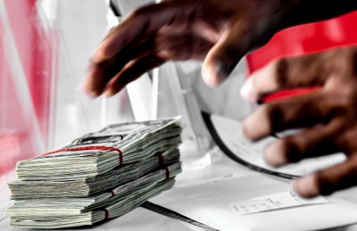 ޑޮލަރަށް ޖެހިފައިވާ އިގްތިސާދެއް: ކޮޅެއް، މެދެއް ފެނިދާނެތަ؟