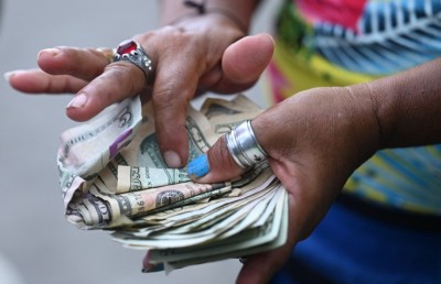 ޑޮލަރަށް ޖެހިފައިވާ އިގްތިސާދެއް: ކޮޅެއް، މެދެއް ފެނިދާނެތަ؟