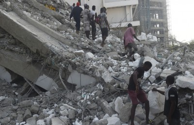 ނައިޖީރިއާގައި 21 ބުރީގެ އިމާރާތެއް ވެއްޓި 6 މީހުން މަރުވެއްޖެ