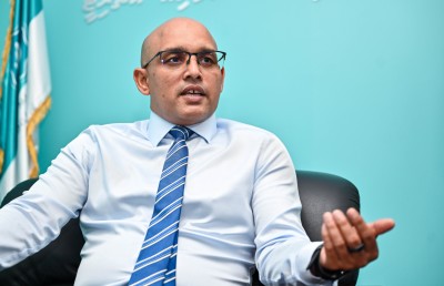 ލުއިކުރި ޓެކްސްގައި ތާށިވެފައި، ވަރުގަދަ ފިޔަވަޅުތަކެއް އަޅަނީ