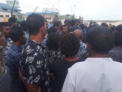 ކުޑަހުވަދޫ ރައްޔިތުންނާ ފުލުހުންގެ ކުރިމަތިލުމެއް، އެކަކު ހައްޔަރު ކޮށްފި