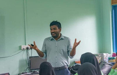 ފަތުހުﷲ: ދަރިވަރުންނާއި ޓީޗަރުންގެ ދިވެހި ޓީޗަރު