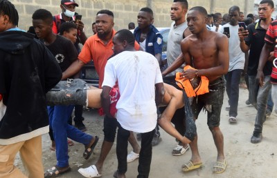 ނައިޖީރިއާގައި 21 ބުރީގެ އިމާރާތެއް ވެއްޓި 6 މީހުން މަރުވެއްޖެ