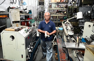 ފޮޓޯ ސްޓޯރީ: ރާއްޖޭގެ އިންޖީނުތައް ހިންގުމުގައި ލަންކާ ވިޖޭގެ 34 އަހަރު