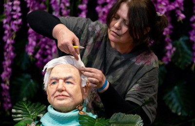 ތިމާވެށީގެ ޝަހުސިއްޔަތު ޑޭވިޑް އެޓެންބަރާގެ ސިފައިގައި ބޮޑު ކޭކެއް