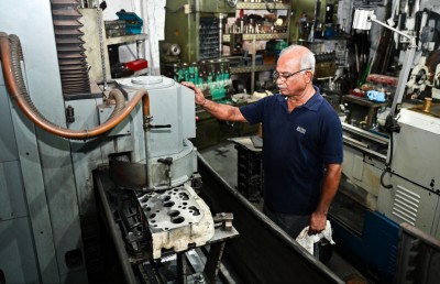 ފޮޓޯ ސްޓޯރީ: ރާއްޖޭގެ އިންޖީނުތައް ހިންގުމުގައި ލަންކާ ވިޖޭގެ 34 އަހަރު