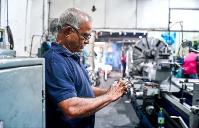 ފޮޓޯ ސްޓޯރީ: ރާއްޖޭގެ އިންޖީނުތައް ހިންގުމުގައި ލަންކާ ވިޖޭގެ 34 އަހަރު