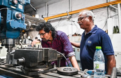 ފޮޓޯ ސްޓޯރީ: ރާއްޖޭގެ އިންޖީނުތައް ހިންގުމުގައި ލަންކާ ވިޖޭގެ 34 އަހަރު