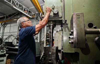 ފޮޓޯ ސްޓޯރީ: ރާއްޖޭގެ އިންޖީނުތައް ހިންގުމުގައި ލަންކާ ވިޖޭގެ 34 އަހަރު