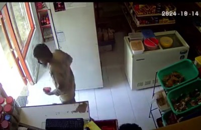 ފިހާރައަކަށް ވަދެ ސޭޓަށް ވަޅިން ބިރުދައްކައި ފޭރުނު މީހާ ބަންދުކޮށް، އިތުރު މީހަކު ހައްޔަރަށް