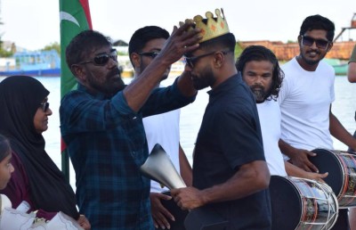 ފުޓްބޯޅަ އެވޯޑް ހޯދި ރިޒޭ އަށް އަމިއްލަ ރަށް، ދިއްފުށިން ހޫނު މަރުހަބާއެއް