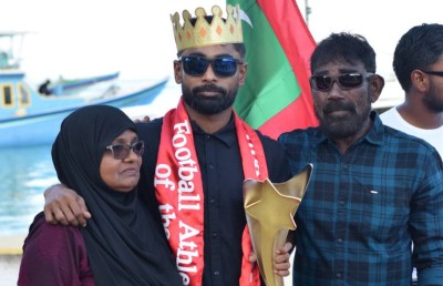 ފުޓްބޯޅަ އެވޯޑް ހޯދި ރިޒޭ އަށް އަމިއްލަ ރަށް، ދިއްފުށިން ހޫނު މަރުހަބާއެއް