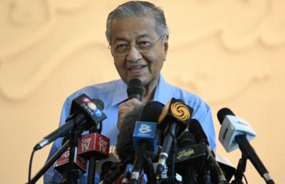 އުމުރުން 99 އަހަރުގެ މަހާތީރު ހޮސްޕިޓަލްގައި އެޑްމިޓްކޮށްފި