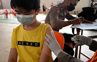 އާބާދީގެ ދެބައިކުޅަ އެއްބައި ކޮވިޑް ވެކްސިންގެ އެއް ޑޯޒް ޖަހައިފި