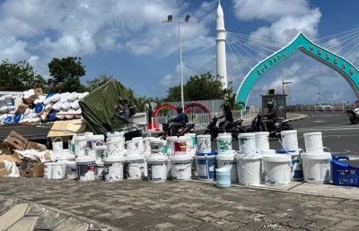 ޕިކަޕަކުން ކުލަ ފާޓާތަކެއް ވެއްޓި ހައިވޭގައި "ކުލަ ލެވިއްޖެ"