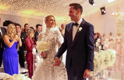 ޕެރިސް ހިލްޓަންގެ ކައިވެނީގައި ހަތަރު ވެޑިން ޑްރެސް