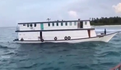 ނޮޅިވަރަންފަރު ފަރަށް ބޯޓެއް އަރައި އަޑިއަށް ހިނގައްޖެ