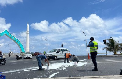 ޕިކަޕަކުން ކުލަ ފާޓާތަކެއް ވެއްޓި ހައިވޭގައި "ކުލަ ލެވިއްޖެ"