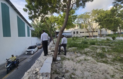 އާ ސަހަރާގެ އުސްކޮށް ހުރި ވަށައިފާރު ބާވުމުން ތަޅާލަނީ