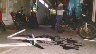 ގެއެއްގެ ބިއްލޫރި ކުޑަދޮރެއް މަގުމައްޗަށް ވެއްޓިއްޖެ، މީހެއްގެ ބޮލުގައި ނުޖެހުނީ ކިރިޔާ