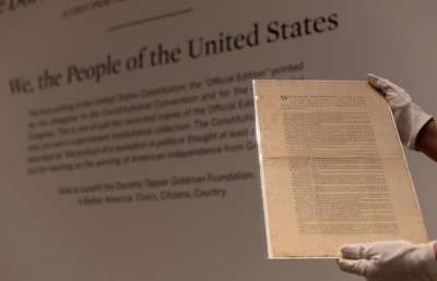 އެމެރިކާގެ ފުރަތަމަ ގާނޫނުއަސާސީގެ އޮރިޖިނަލް ކޮޕީއަކަށް ނީލަމެއްގައި ރެކޯޑް އަގެއް