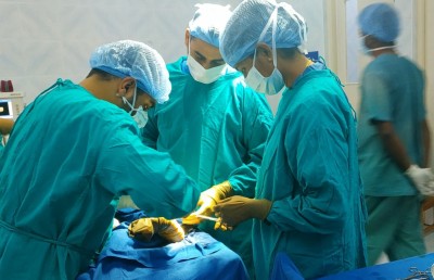 ސްޕެޝަލިސްޓުން ނުލިބޭތީ ބޮޑު މުސާރަ ދީގެން ކިއުބާއިން ވަގުތީ ޑޮކްޓަރުން ގެންނަނީ