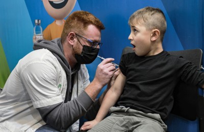 އިޒްރޭލުގައި ފަސް އަހަރުގެ ކުދިންނަށް ކޮވިޑް ވެކްސިން ދޭން ފަށައިފި