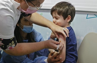 އިޒްރޭލުގައި ފަސް އަހަރުގެ ކުދިންނަށް ކޮވިޑް ވެކްސިން ދޭން ފަށައިފި