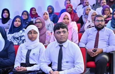 ޓީޗަރަކަށް ވުމަށް ބޭނުންވާ 135 ދަރިވަރަކަށް ސްކޮލާޝިޕް ލިޔުން ހަވާލުކޮށްފި