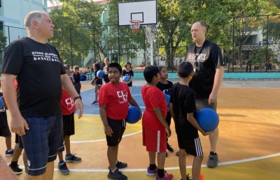 ރާއްޖޭގެ 14 ކުޅުންތެރިންނަށް އެމެރިކާގައި ބާސްކެޓްބޯޅަ ޓްރޭނިން ހެދުމުގެ ފުރުސަތު