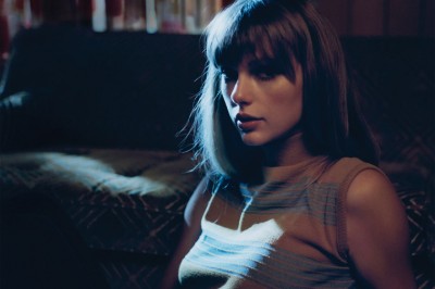 ޓޭލާގެ އާ އަލްބަމާއެކު ރެކޯޑުތައް މުގުރަނީ